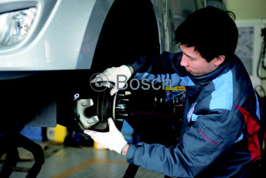 올 설 연휴 고속도로 교통량이 전년 대비 2.8% 증가할 것이라고 국토교통부가 전망했다. 긴 시간 장거리 운행에 앞서 차 상태를 꼼꼼히 살펴보는 건 필수다. 글로벌 자동차부품기업 보쉬는 배터리, 브레이크 패드, 엔진오일 등의 점검이 꼭 필요하다고 조언한다. 미리 알아두면 든든한 설 연휴 자동차 점검 '꿀팁'을 소개한다. 브레이크 패드를 교체하는 모습. 로버트보쉬코리아 자동차부품 애프터마켓 사업부 제공